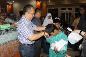 Komisaris PT Pilar Mandiri, H Wawan Rosihan Kosim saat memberikan santunan kepada ratusan anak yatim piatu di sela-sela Soft Opening RSU KMC Luragung.